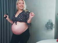 Pregnant twerking in clothes but so hot